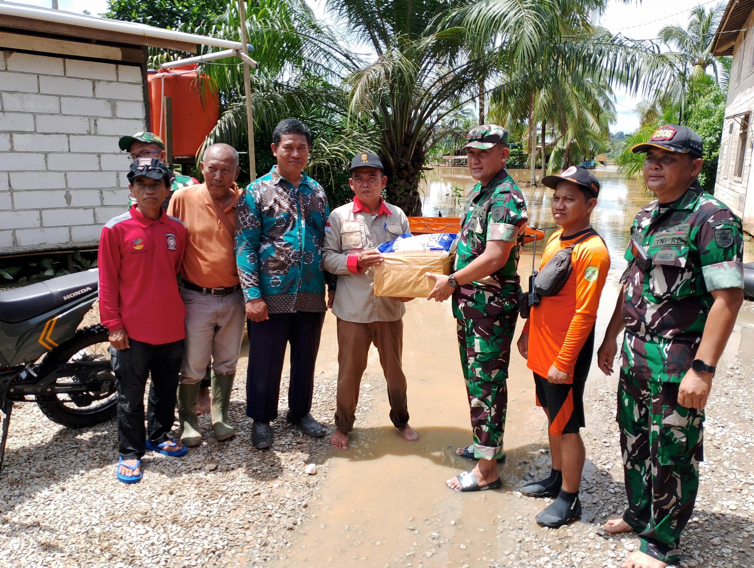 Kasi Trantib Kecamatan Kota Bangun Darat Monitoring Penyerahan Bantuan Korban Banjir di Desa Sari Nadi