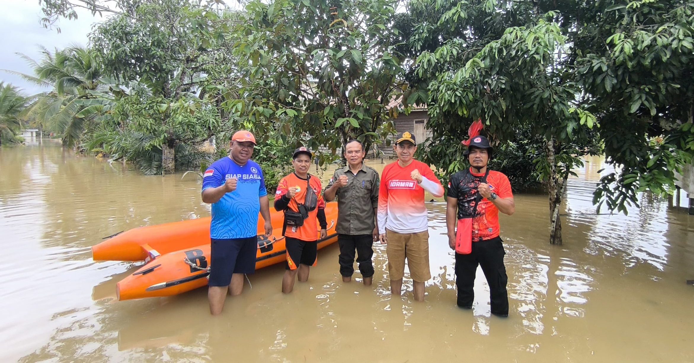 Banjir Di Desa Sari Nadi : Camat Kota Bangun Darat Tinjau Lokasi Langsung
