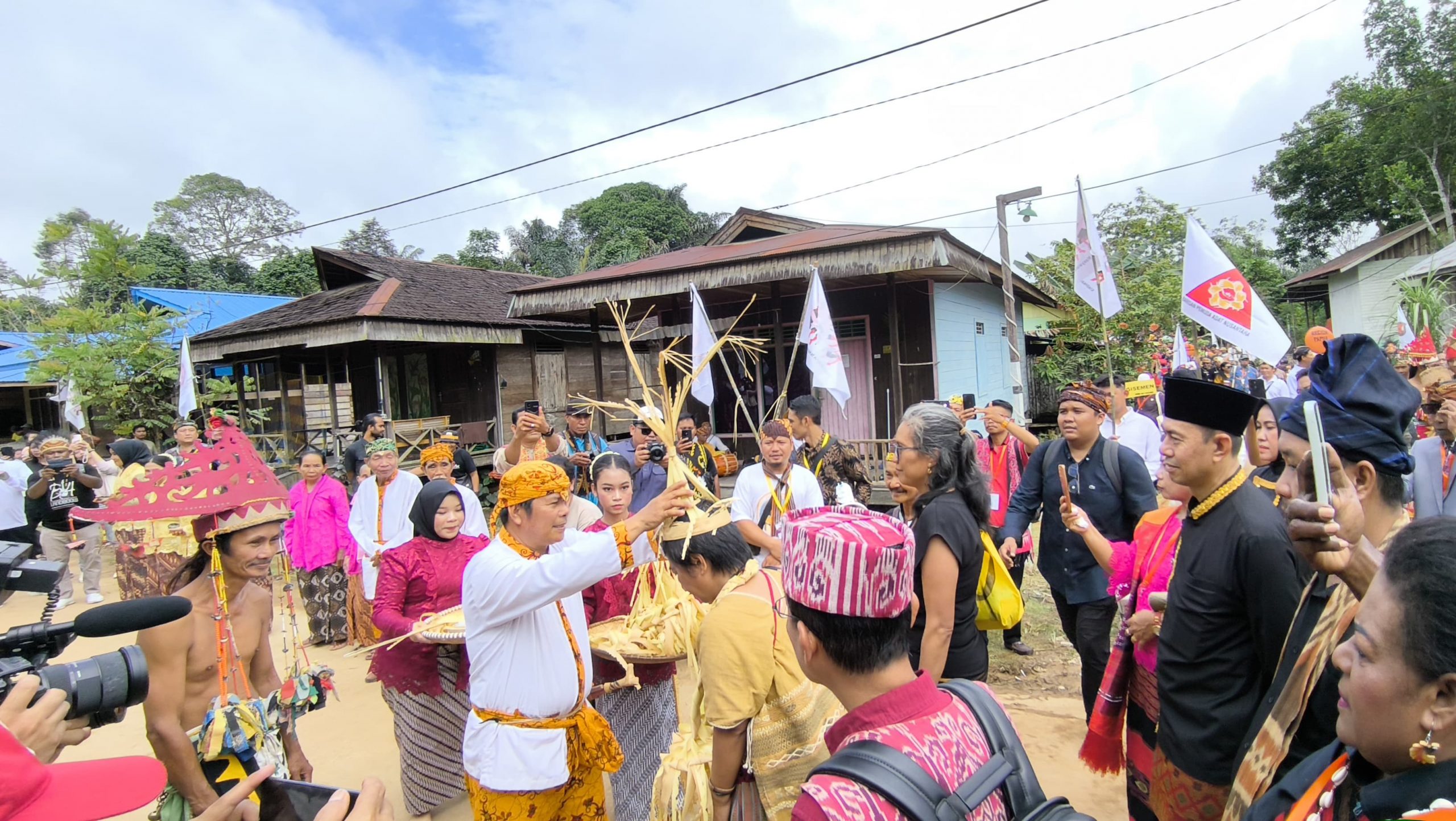Pawai Budaya peserta Rakernas AMAN VIII di Desa Kedang Ipil