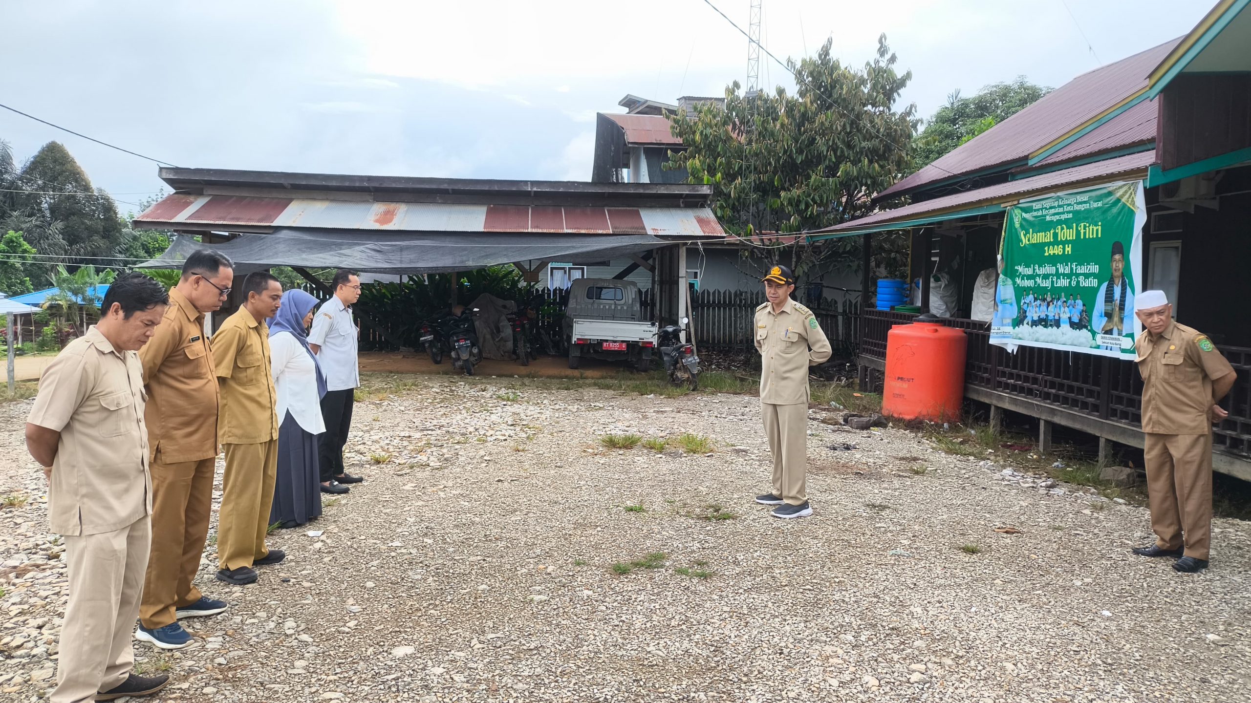 Meski Cuaca Kurang Bersahabat, Camat Julkifli, SE Tetap Semangat Pimpin Apel Pagi di Halaman Kantor Camat Kota Bangun Darat