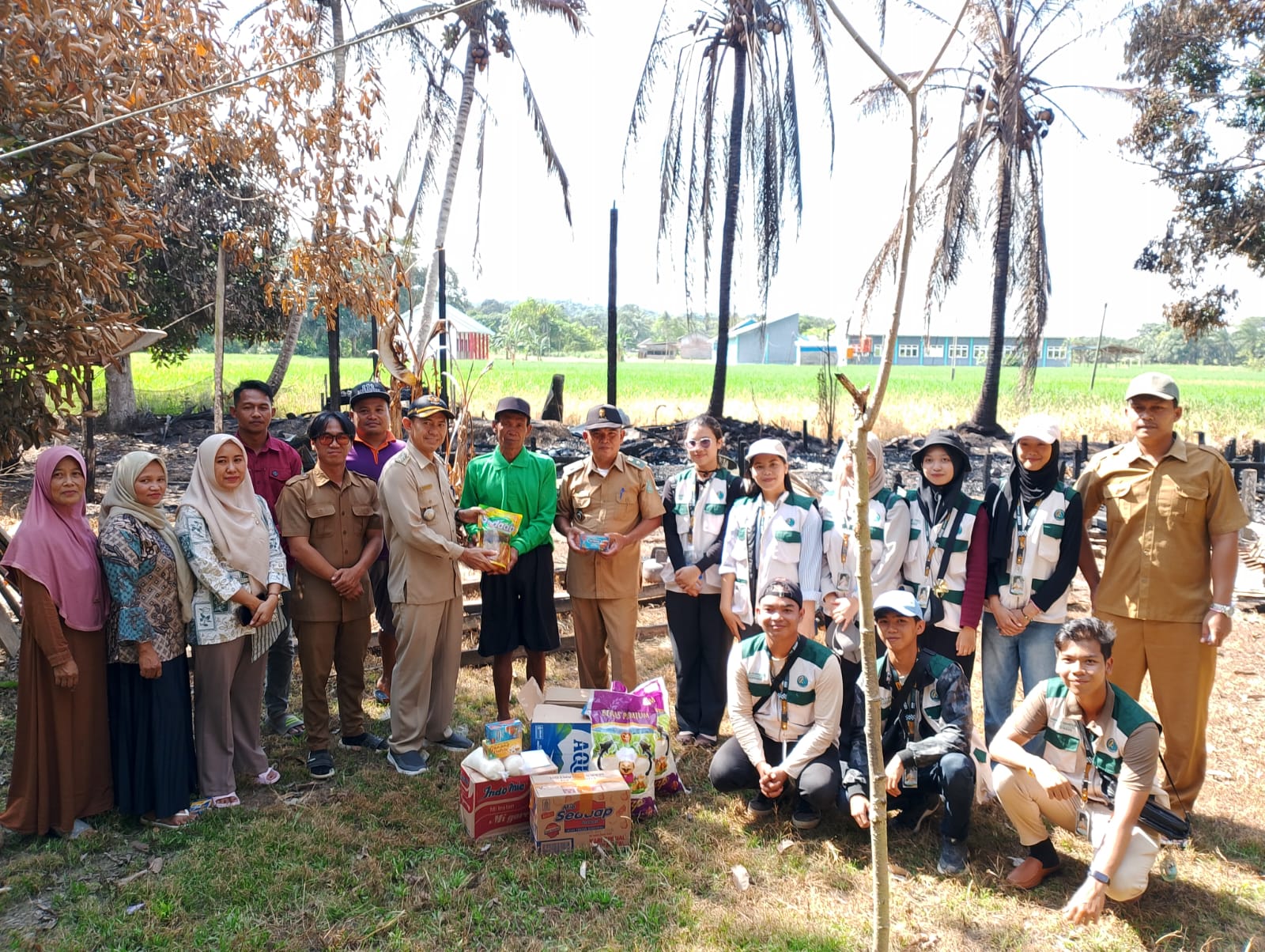Camat Kota Bangun Darat Serahkan Bantuan untuk Warga Terdampak Kebakaran di Desa Sarinadi