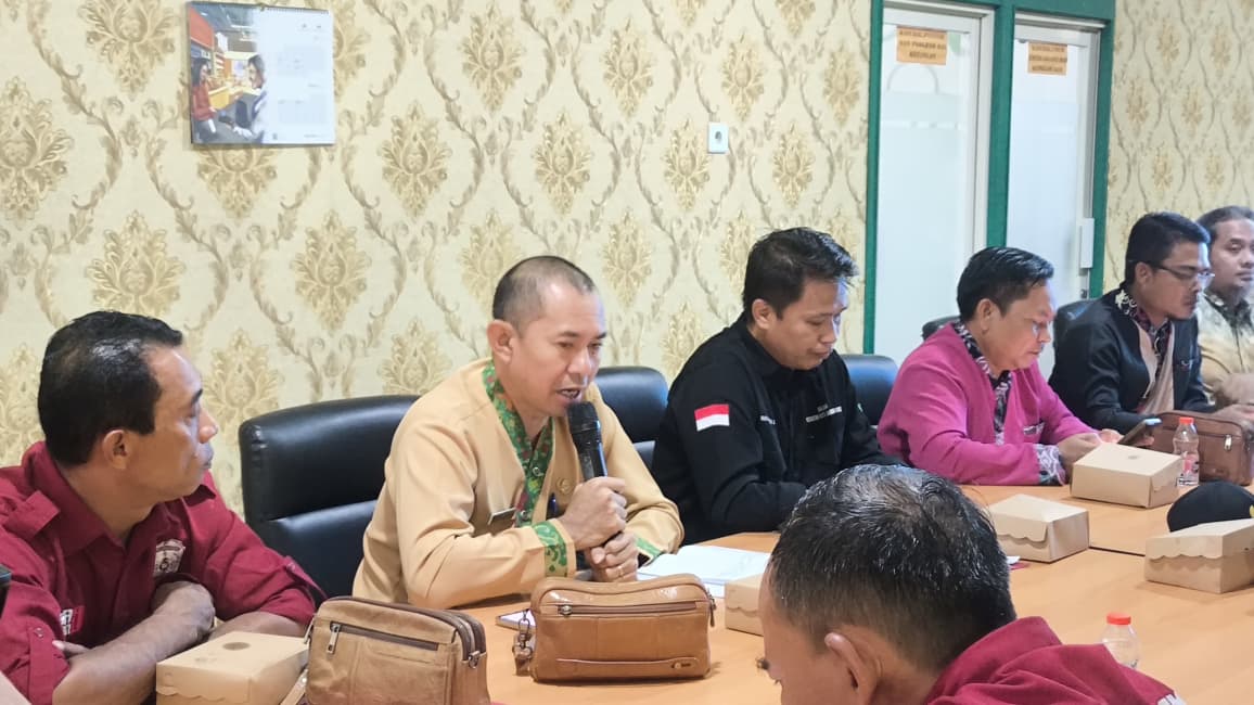 Camat Kota Bangun Darat Pimpin Rapat Koordinasi dan Serahkan Bantuan Pokir kepada Kepala Desa