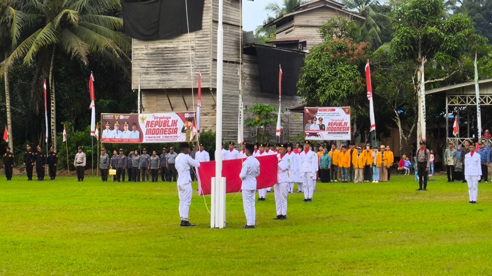 Upacara Penurunan Bendera Merah Putih di Kecamatan Kota Bangun Darat Tutup Rangkaian Peringatan HUT ke-80 RI