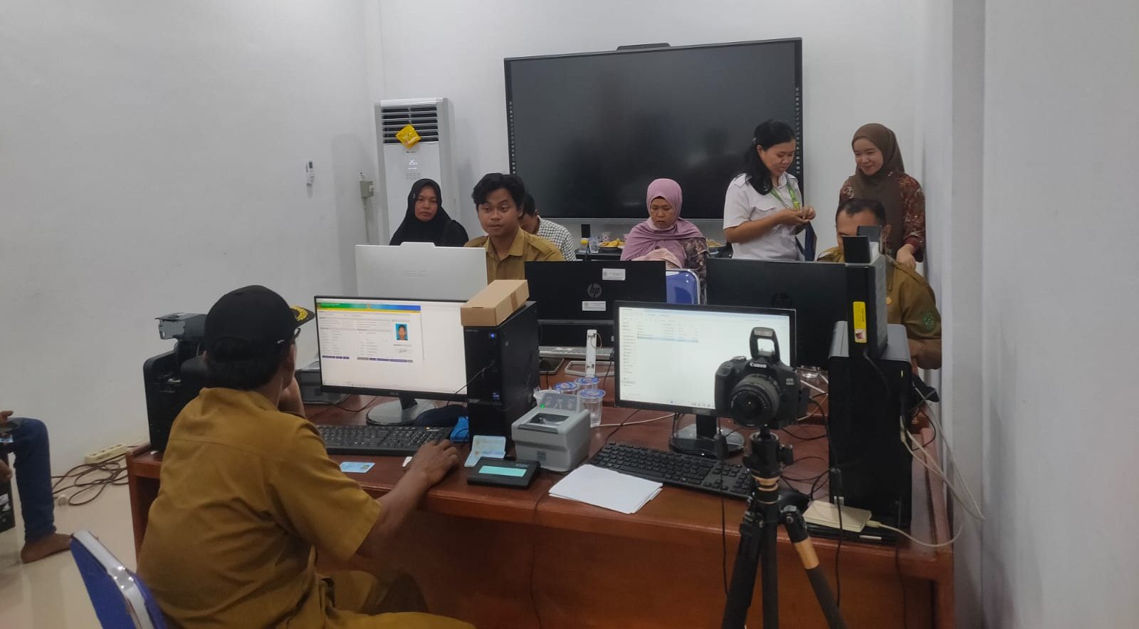 Tingkatkan Tertib Administrasi Kependudukan, Kecamatan Kota Bangun Darat Gelar Pelayanan Jemput Bola Adminduk di Desa Kota Bangun II