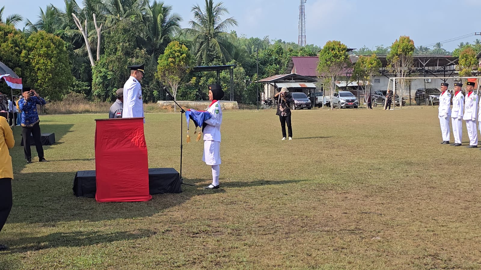 Upacara Pengibaran Bendera Merah Putih Peringati HUT ke-81 RI di Kecamatan Kota Bangun Darat